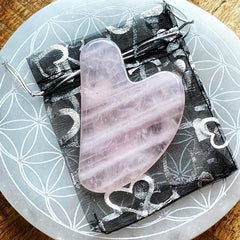 Gua Sha massagesteen - 100% Rozenkwarts - edelsteen - inclusief tasje - 8cm.